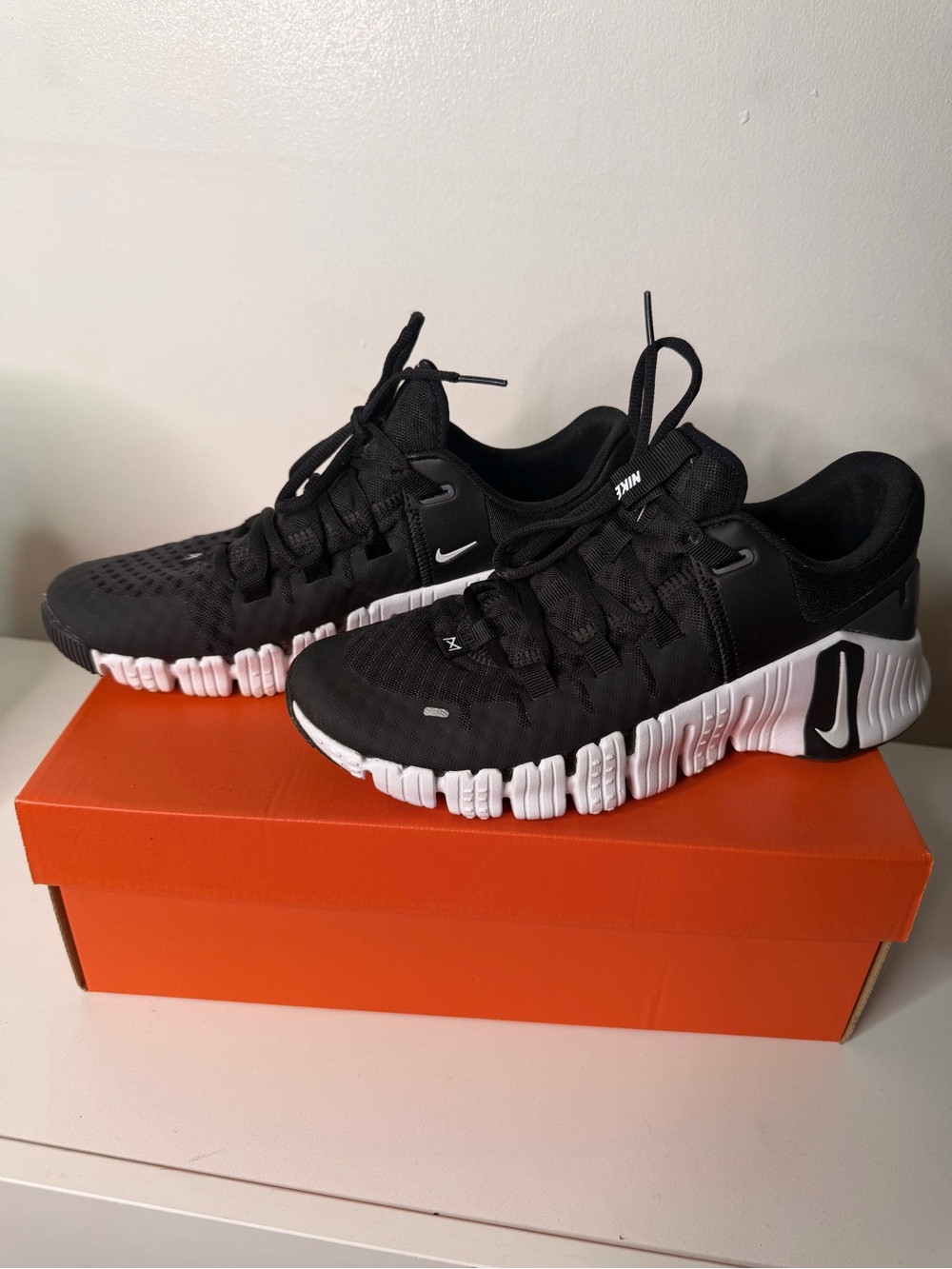 Nike woman Black with White Accent Flex Sneakers